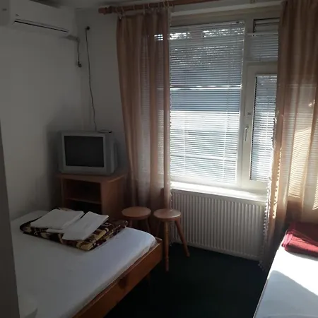 Hotel Restoran Sa Smestajem Dom *