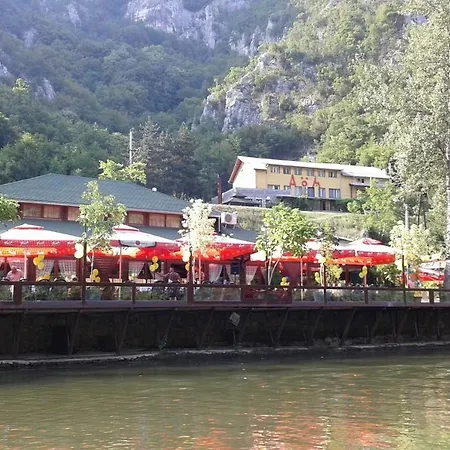 Restoran Sa Smestajem Dom Hotel *
